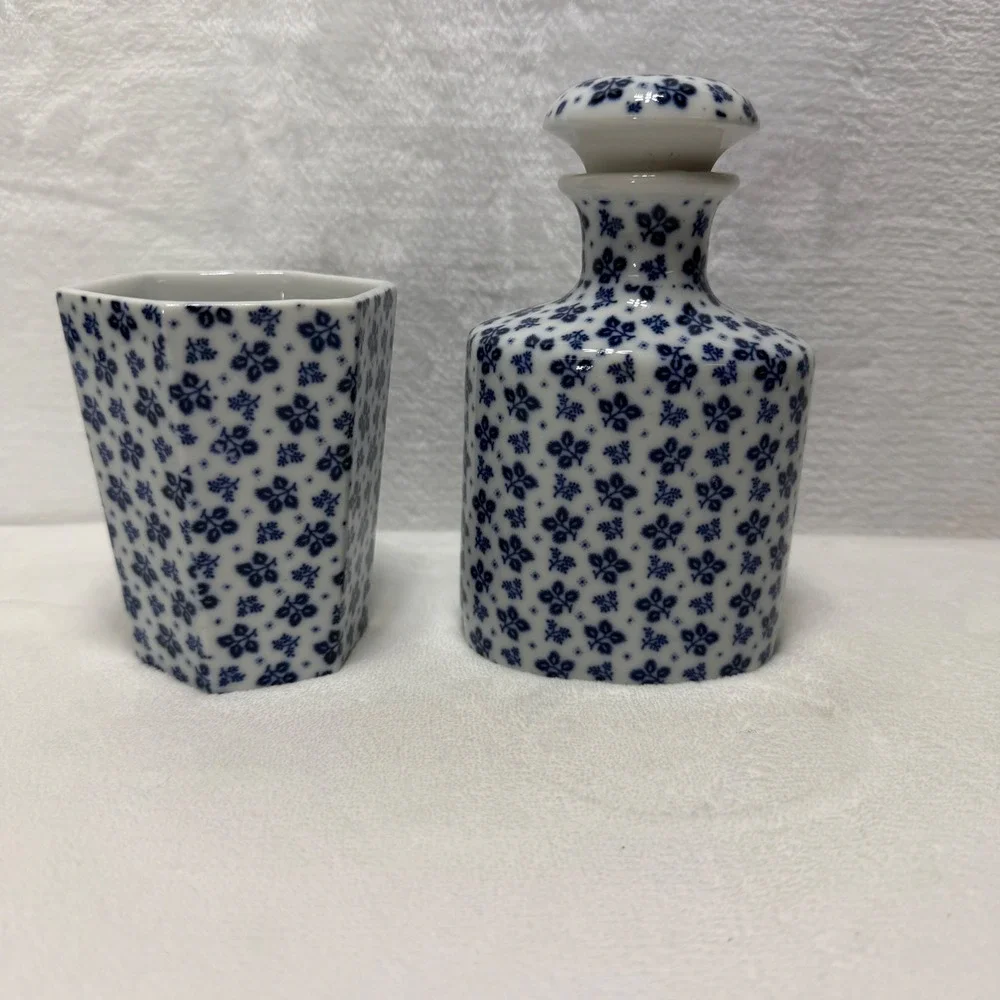 VTG 1977 MANN Blue Leaf Porcelain Decanter Bottle & Stopper Bud Vase Japan